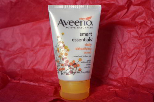Sữa rửa mặt tẩy da chết Aveeno Active Naturals Smart Essentials Daily Detoxifying Scrub