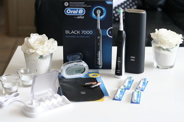 Review bàn chải đánh răng Oral B Black 7000
