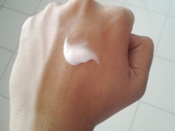 texture sữa rửa mặt L’Oreal White Perfect Milky Foam