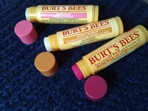 Son dưỡng môi không màu Burt’s Bees Natural Moisturizing Beeswax Lip Balm