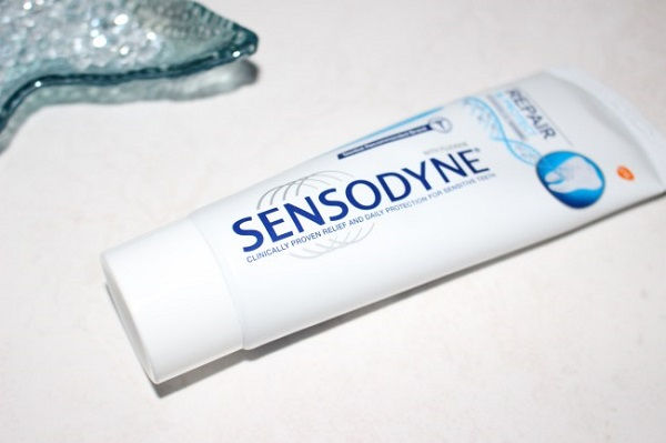 Kem đánh răng Sensodyne Repair and Protect hồi phục răng nhạy cảm