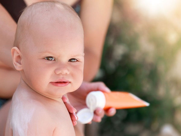 Trẻ con có cần sử dụng kem chống nắng?
