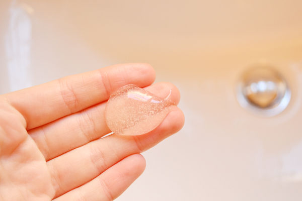 texture sữa rửa mặt Simple Clear Skin Oil Balancing Exfoliating Wash dạng hạt 