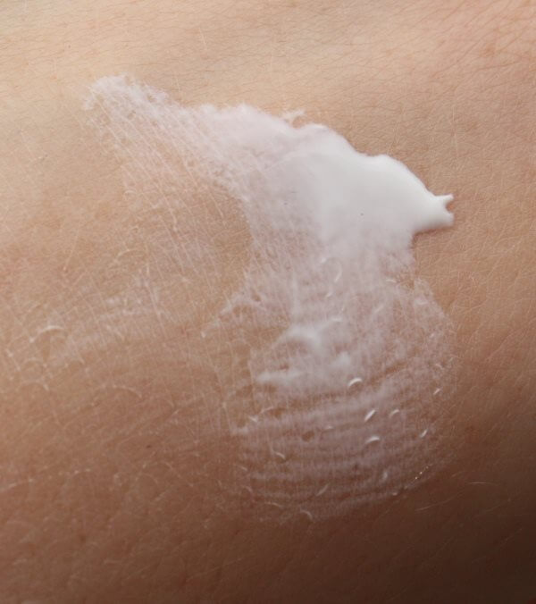 texture sữa rửa mặt Simple Regeneration Age Resisting Facial Wash cho da lão hóa