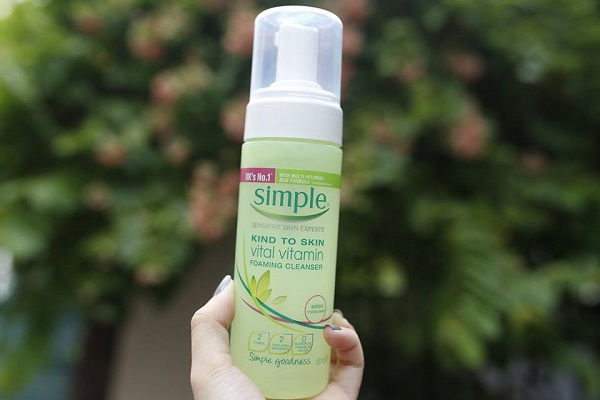 Simple Kind To Skin Vital Vitamin Foaming Cleanser tạo bọt