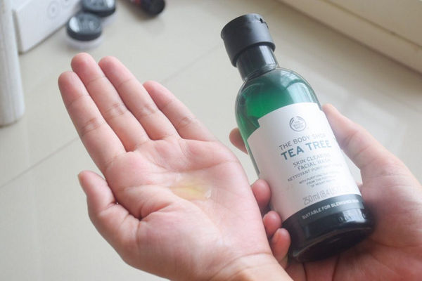  texture The Body Shop Tea Tree Oil Skin Clearing Facial Wash