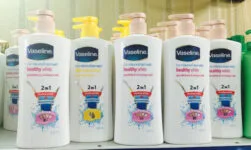 sữa tắm trắng da của vaseline